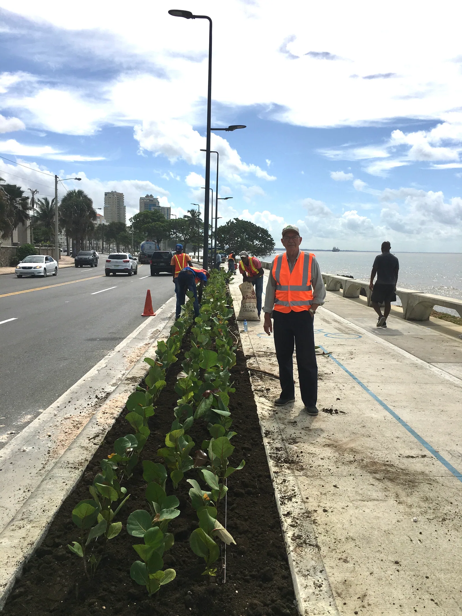 Don Rubén durante los trabajos de jardinería en el Malecón de Santo Domingo