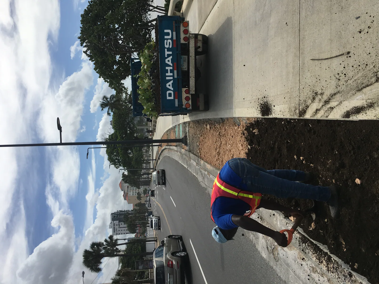 Trabajos de jardinería en el Malecón de Santo Domingo